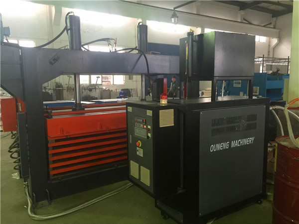 覆銅板熱壓機加熱用哪種設(shè)備好？歐能機械推薦高溫模溫機