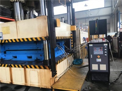 汽車內飾件成型_隔熱墊熱壓成型模溫機